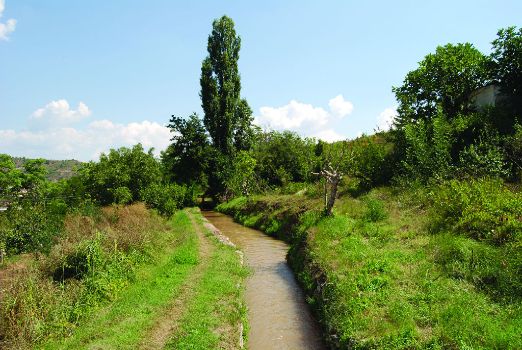Acequia atravesando tierras de labor
